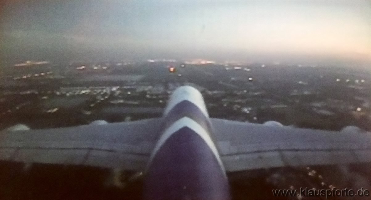 Airbus A380 der Thai Airways, Live-Bild am Sitzplatz: Kurz vor der Landung