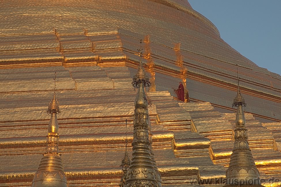 Yangon, Shewdagon-Pagode, ein Mönch auf den oberen Stufen der Pagode