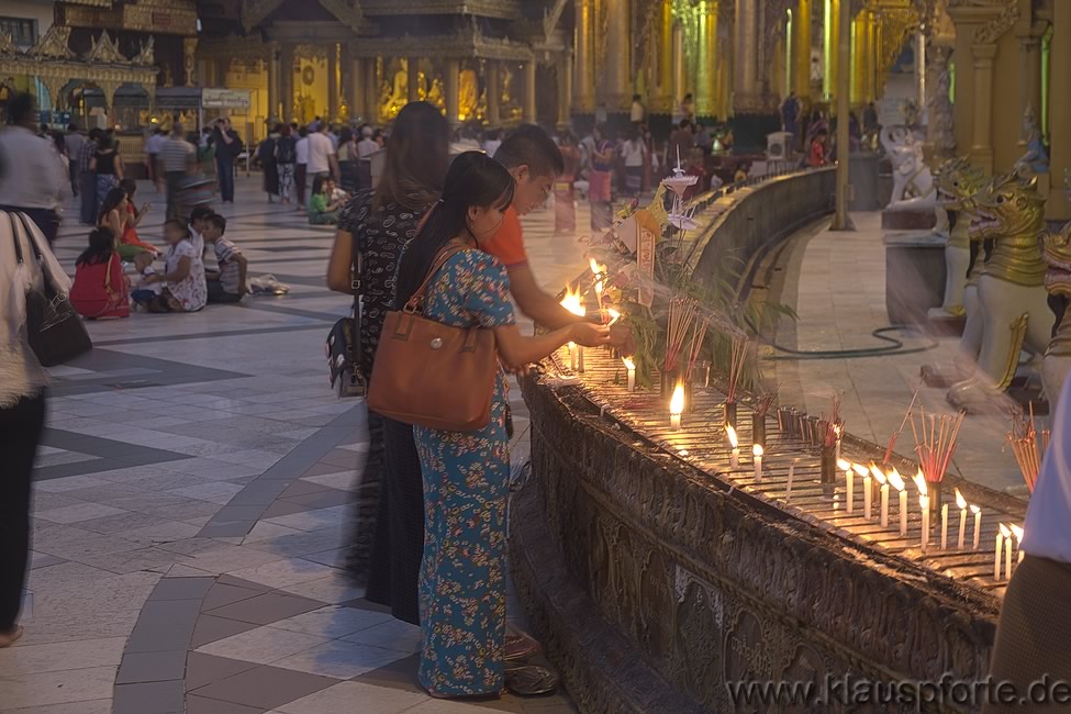 Yangon, Shewdagon-Pagode, Gedenken und Glücksverheißung