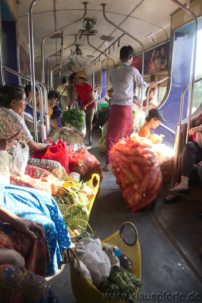 Szene im Circular Train in Yangon